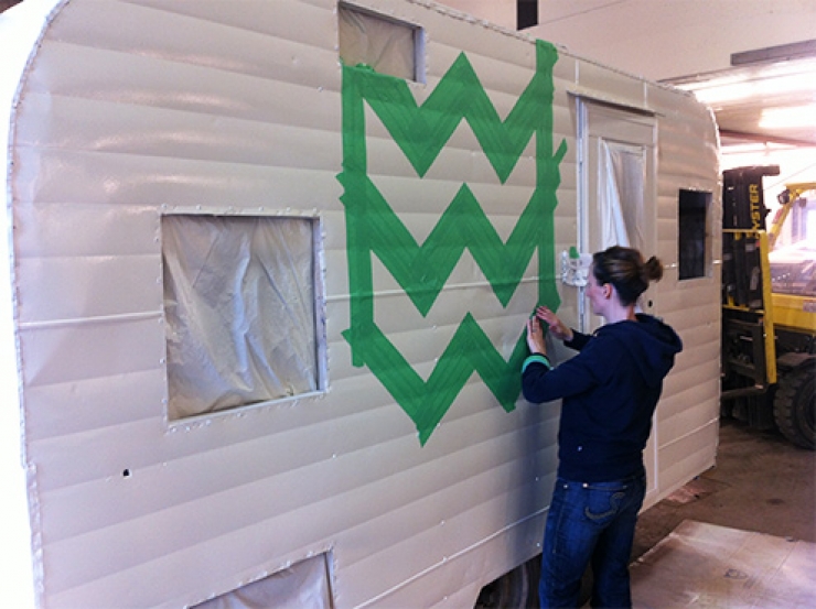 Illustration de l'article : Ils r&eacute;cup&egrave;rent et transforment une vieille roulotte en ruine en un cocon Vintage et incroyable ! Joli boulot&hellip;