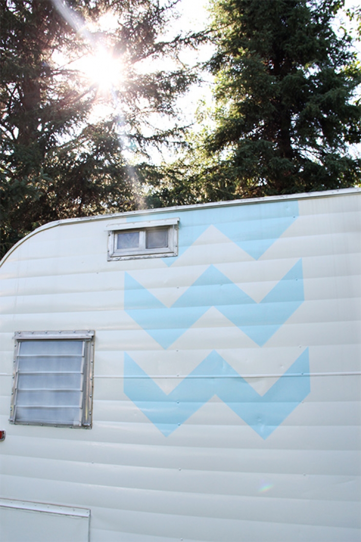 Illustration de l'article : Ils r&eacute;cup&egrave;rent et transforment une vieille roulotte en ruine en un cocon Vintage et incroyable ! Joli boulot&hellip;