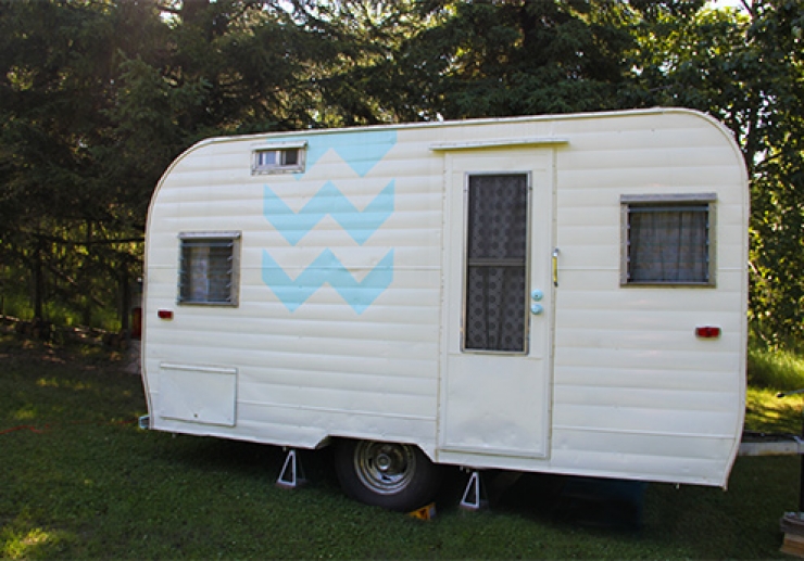 Illustration de l'article : Ils r&eacute;cup&egrave;rent et transforment une vieille roulotte en ruine en un cocon Vintage et incroyable ! Joli boulot&hellip;