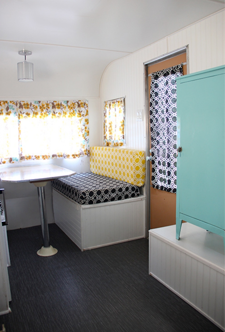 Illustration de l'article : Ils r&eacute;cup&egrave;rent et transforment une vieille roulotte en ruine en un cocon Vintage et incroyable ! Joli boulot&hellip;