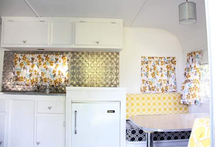 Illustration de l'article : Ils r&eacute;cup&egrave;rent et transforment une vieille roulotte en ruine en un cocon Vintage et incroyable ! Joli boulot&hellip;