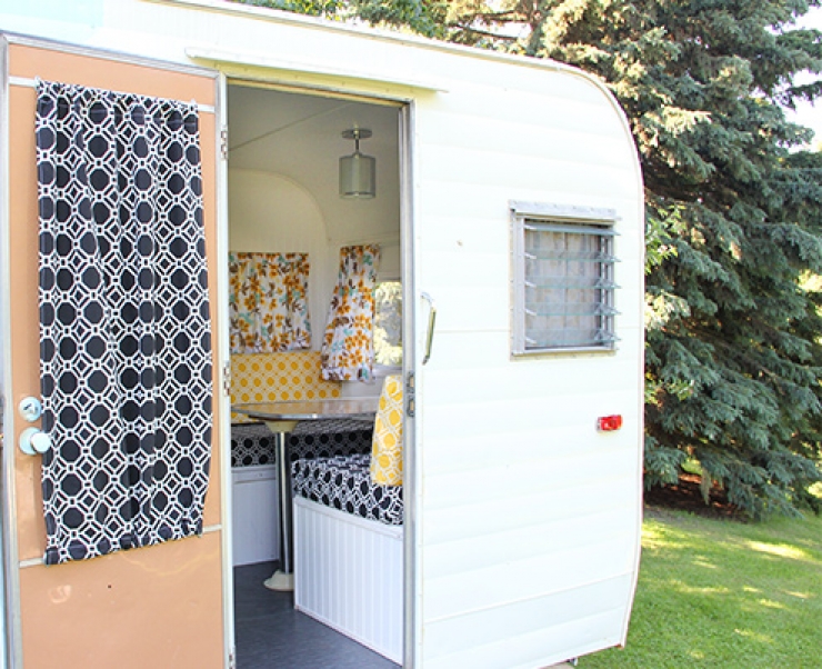 Illustration de l'article : Ils r&eacute;cup&egrave;rent et transforment une vieille roulotte en ruine en un cocon Vintage et incroyable ! Joli boulot&hellip;