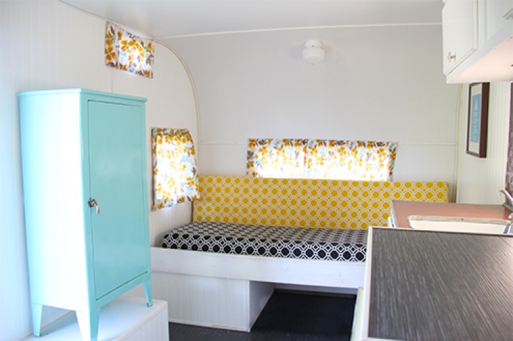 Illustration de l'article : Ils r&eacute;cup&egrave;rent et transforment une vieille roulotte en ruine en un cocon Vintage et incroyable ! Joli boulot&hellip;