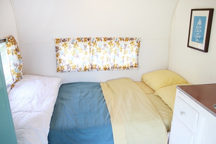 Illustration de l'article : Ils r&eacute;cup&egrave;rent et transforment une vieille roulotte en ruine en un cocon Vintage et incroyable ! Joli boulot&hellip;