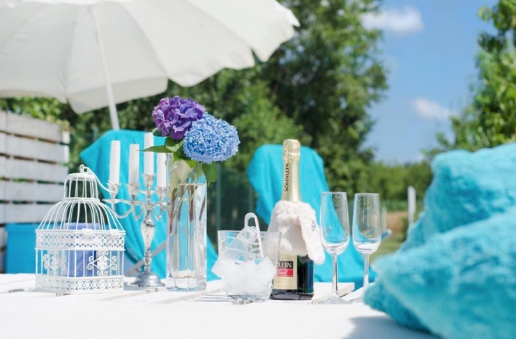 Illustration de l'article : Elles alignent des palettes sur l'herbe pour un r&eacute;sultat des plus ing&eacute;nieux... Excellente id&eacute;e !