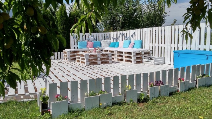 Illustration de l'article : Elles alignent des palettes sur l'herbe pour un r&eacute;sultat des plus ing&eacute;nieux... Excellente id&eacute;e !