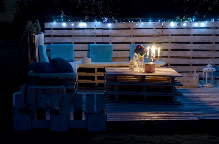 Illustration de l'article : Elles alignent des palettes sur l'herbe pour un r&eacute;sultat des plus ing&eacute;nieux... Excellente id&eacute;e !