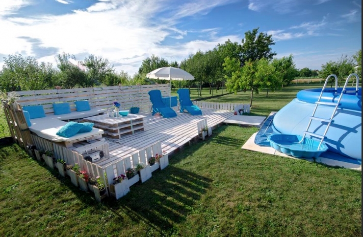 Illustration de l'article : Elles alignent des palettes sur l'herbe pour un r&eacute;sultat des plus ing&eacute;nieux... Excellente id&eacute;e !