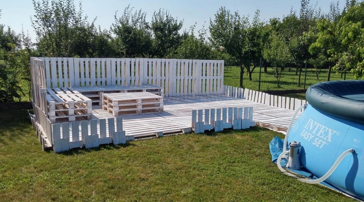 Illustration de l'article : Elles alignent des palettes sur l'herbe pour un r&eacute;sultat des plus ing&eacute;nieux... Excellente id&eacute;e !