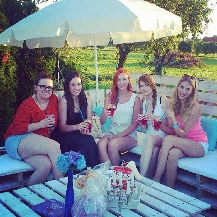 Illustration de l'article : Elles alignent des palettes sur l'herbe pour un r&eacute;sultat des plus ing&eacute;nieux... Excellente id&eacute;e !