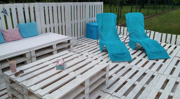 Illustration de l'article : Elles alignent des palettes sur l'herbe pour un r&eacute;sultat des plus ing&eacute;nieux... Excellente id&eacute;e !