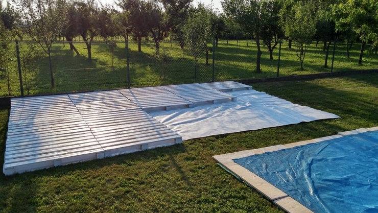 Illustration de l'article : Elles alignent des palettes sur l'herbe pour un r&eacute;sultat des plus ing&eacute;nieux... Excellente id&eacute;e !