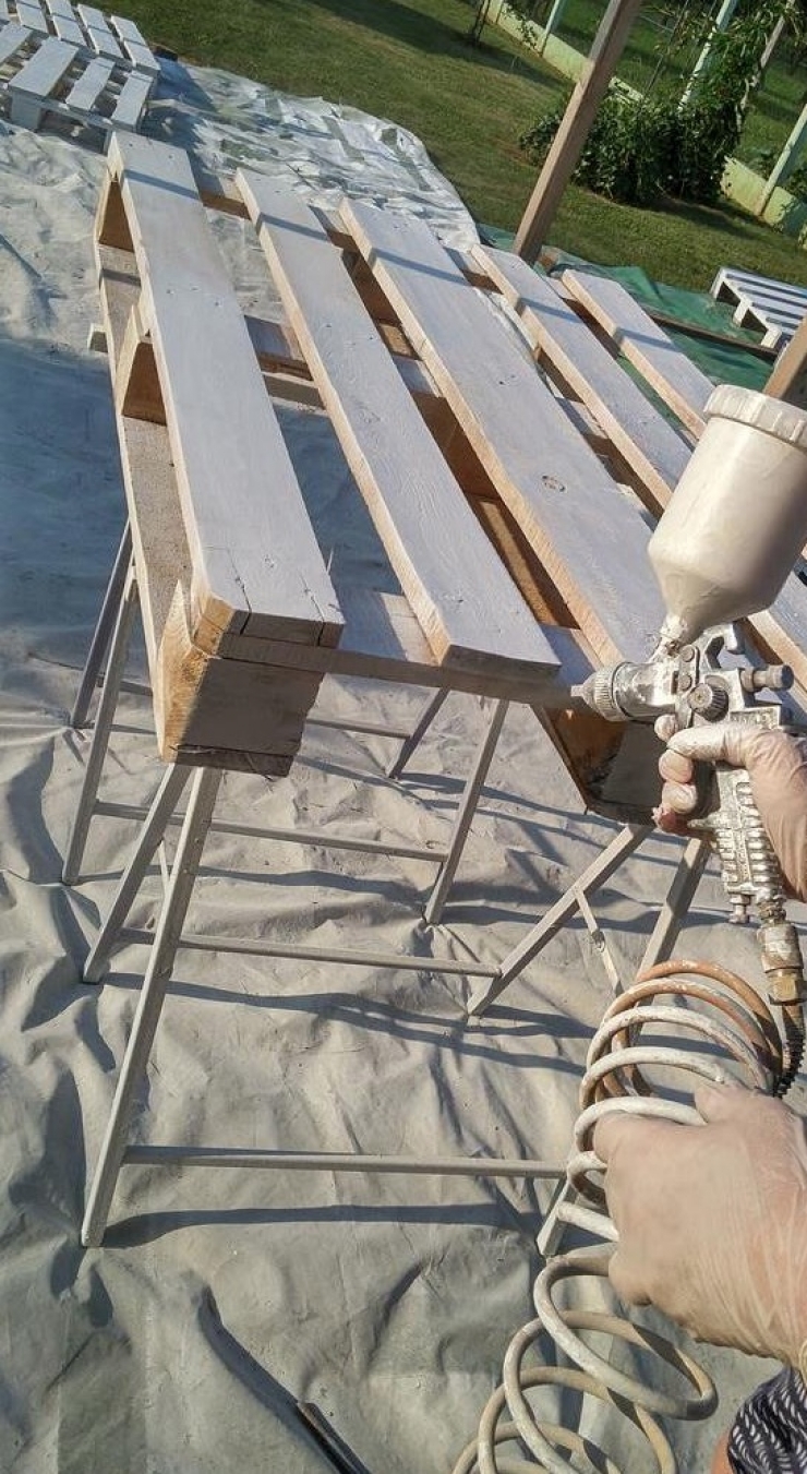 Illustration de l'article : Elles alignent des palettes sur l'herbe pour un r&eacute;sultat des plus ing&eacute;nieux... Excellente id&eacute;e !