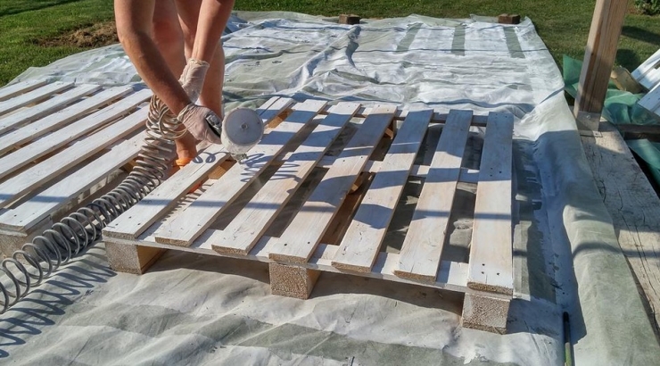 Illustration de l'article : Elles alignent des palettes sur l'herbe pour un r&eacute;sultat des plus ing&eacute;nieux... Excellente id&eacute;e !