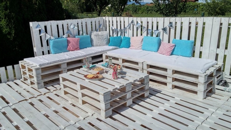 Illustration de l'article : Elles alignent des palettes sur l'herbe pour un r&eacute;sultat des plus ing&eacute;nieux... Excellente id&eacute;e !