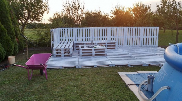 Illustration de l'article : Elles alignent des palettes sur l'herbe pour un r&eacute;sultat des plus ing&eacute;nieux... Excellente id&eacute;e !