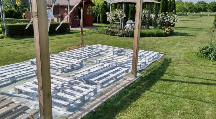 Illustration de l'article : Elles alignent des palettes sur l'herbe pour un r&eacute;sultat des plus ing&eacute;nieux... Excellente id&eacute;e !