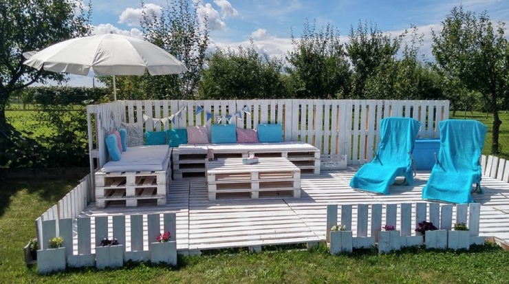 Illustration de l'article : Elles alignent des palettes sur l'herbe pour un r&eacute;sultat des plus ing&eacute;nieux... Excellente id&eacute;e !