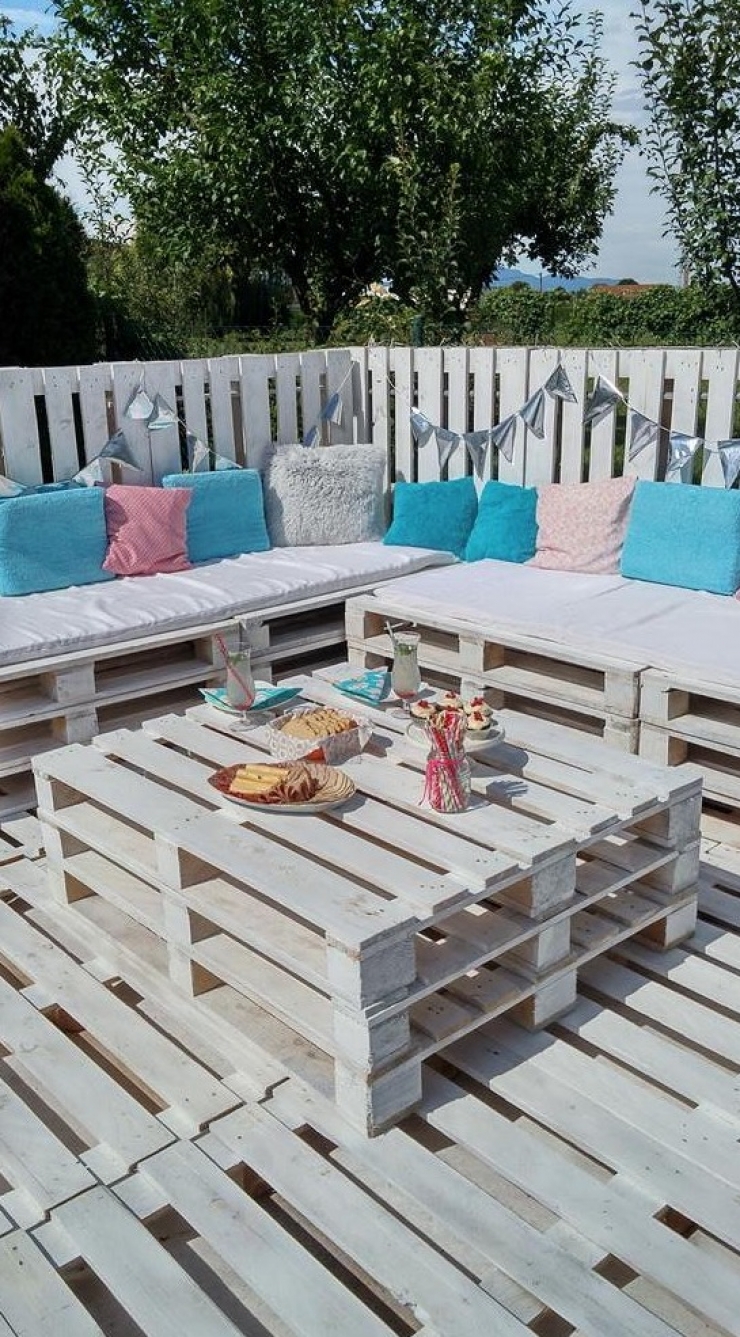 Illustration de l'article : Elles alignent des palettes sur l'herbe pour un r&eacute;sultat des plus ing&eacute;nieux... Excellente id&eacute;e !