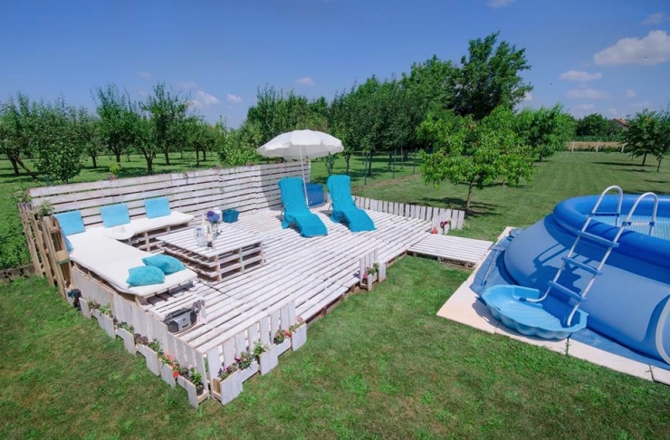 Illustration de l'article : Elles alignent des palettes sur l'herbe pour un r&eacute;sultat des plus ing&eacute;nieux... Excellente id&eacute;e !