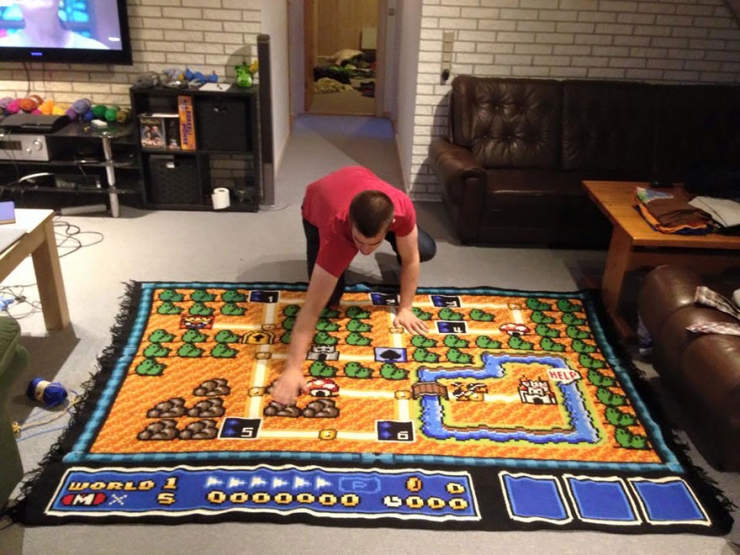 Illustration de l'article : Il tricote un drap repr&eacute;sentant la carte d&eacute;taill&eacute;e du jeu Super Mario Bros