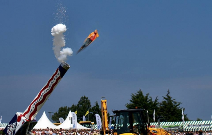 Illustration de l'article : Ne jamais s'endormir au travail quand on a des coll&egrave;gues farceurs... Ce monsieur vient de le comprendre en devenant une star sur le web...