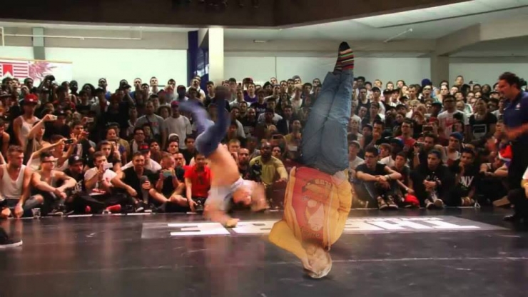 Illustration de l'article : Ne jamais s'endormir au travail quand on a des coll&egrave;gues farceurs... Ce monsieur vient de le comprendre en devenant une star sur le web...