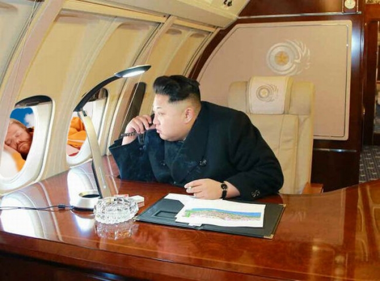 Illustration de l'article : Ne jamais s'endormir au travail quand on a des coll&egrave;gues farceurs... Ce monsieur vient de le comprendre en devenant une star sur le web...