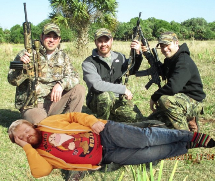 Illustration de l'article : Ne jamais s'endormir au travail quand on a des coll&egrave;gues farceurs... Ce monsieur vient de le comprendre en devenant une star sur le web...