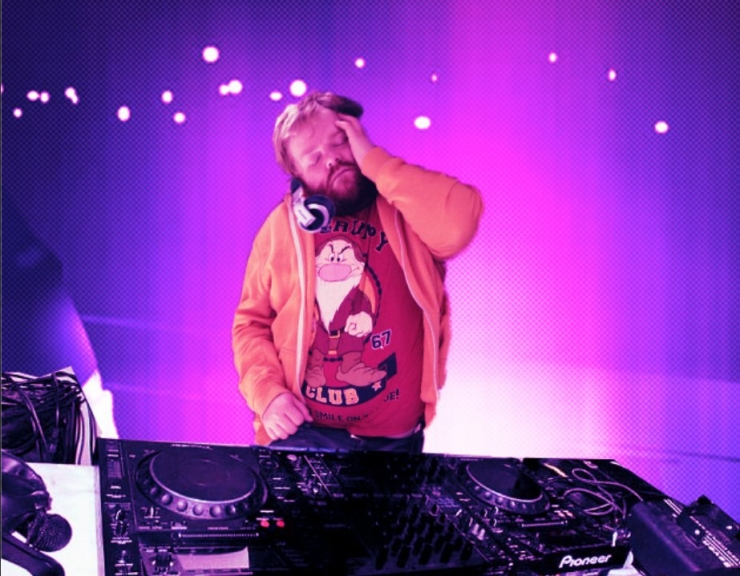 Illustration de l'article : Ne jamais s'endormir au travail quand on a des coll&egrave;gues farceurs... Ce monsieur vient de le comprendre en devenant une star sur le web...