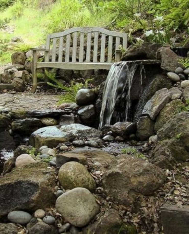 Illustration de l'article : Vous aimez les cascades et les fontaines de jardin ? Ces 44 id&eacute;es sont pour vous !