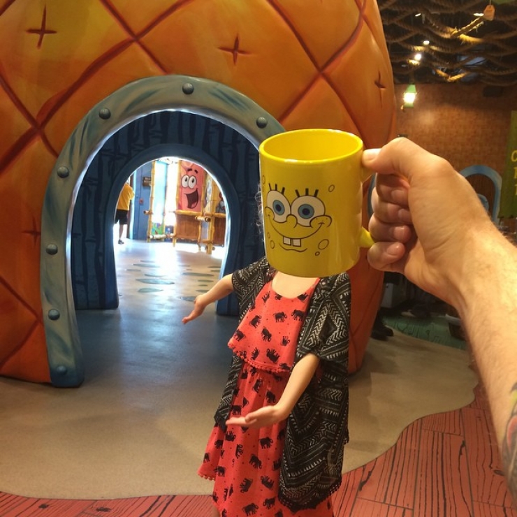 Illustration de l'article : Il transforme les membres de sa famille en super-h&eacute;ros gr&acirc;ce &agrave; ses mugs d&eacute;jant&eacute;s