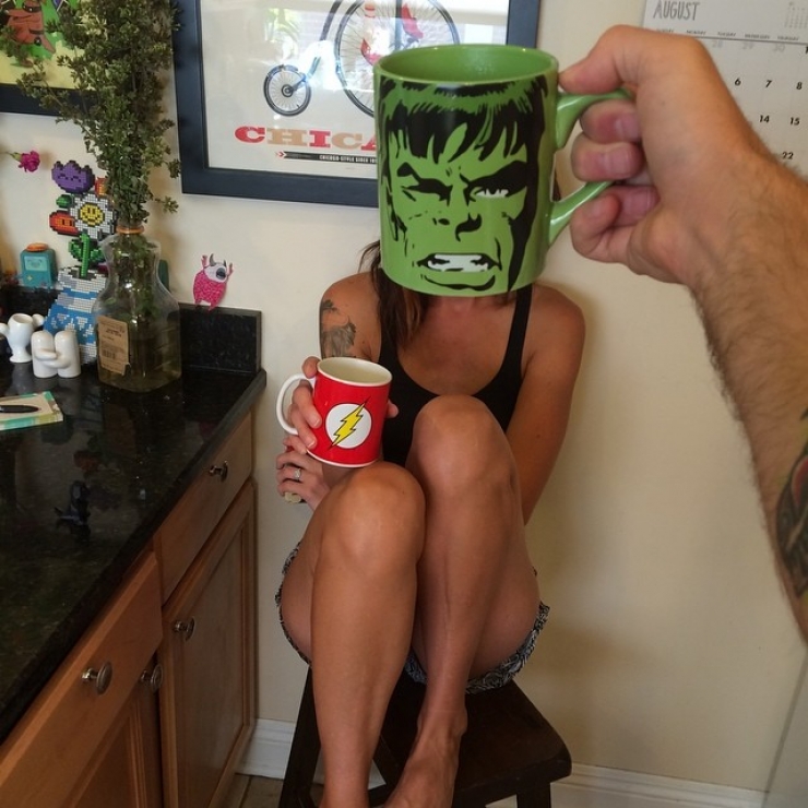 Illustration de l'article : Il transforme les membres de sa famille en super-h&eacute;ros gr&acirc;ce &agrave; ses mugs d&eacute;jant&eacute;s