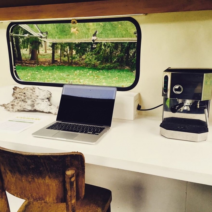 Illustration de l'article : Il transforme une vieille caravane en bureau mobile