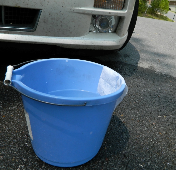 Illustration de l'article : Frottez une feuille d&rsquo;assouplissant sur le par-choc de votre voiture peut s&rsquo;av&eacute;rer &ecirc;tre une astuce brillante ! 