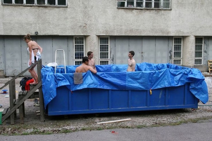 Illustration de l'article : Ces 23 individus ont de drôles de solutions pour combattre la canicule... Mais chapeau bas ! 