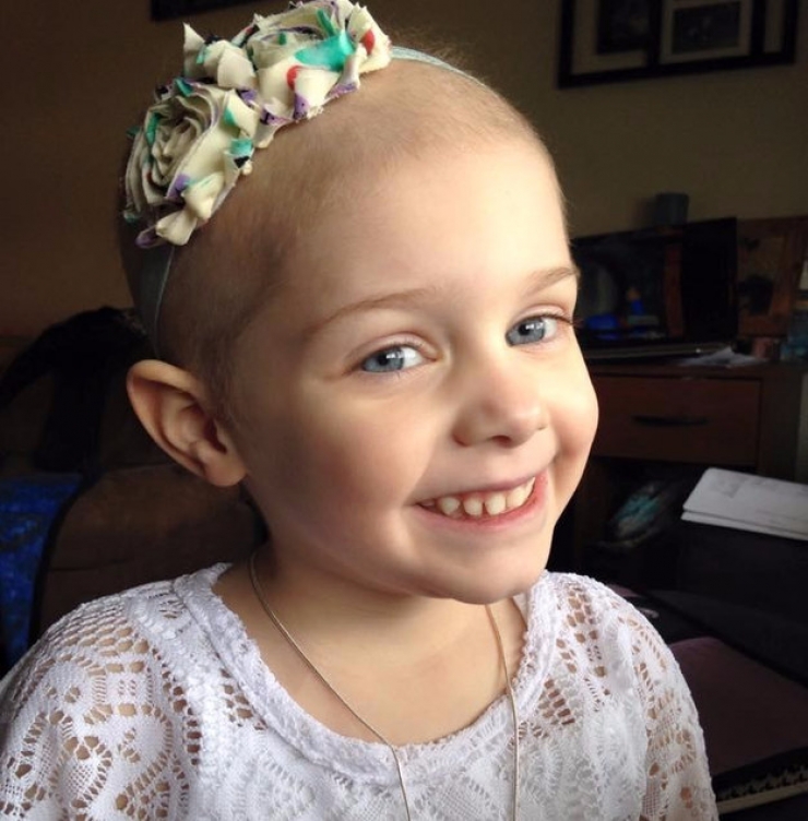 Illustration de l'article : Cette petite n'a que 4 ans pourtant elle va se marier avec cet adulte... Mais ce n'est pas ce à quoi vous pensez !