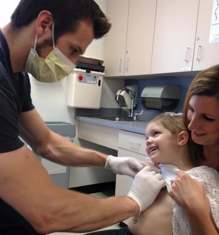 Illustration de l'article : Cette petite n'a que 4 ans pourtant elle va se marier avec cet adulte... Mais ce n'est pas ce à quoi vous pensez !