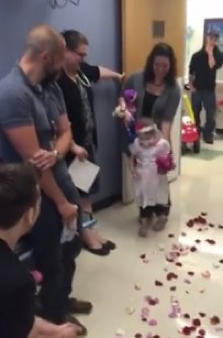 Illustration de l'article : Cette petite n'a que 4 ans pourtant elle va se marier avec cet adulte... Mais ce n'est pas ce à quoi vous pensez !