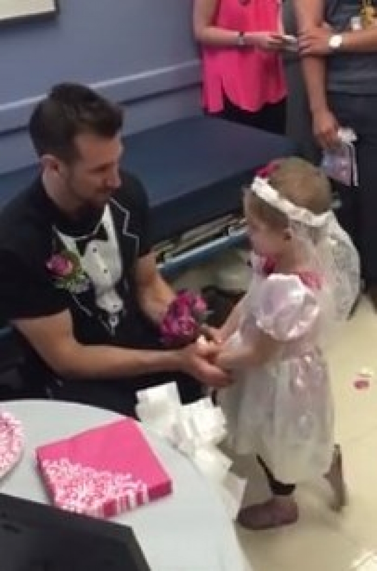 Illustration de l'article : Cette petite n'a que 4 ans pourtant elle va se marier avec cet adulte... Mais ce n'est pas ce à quoi vous pensez !