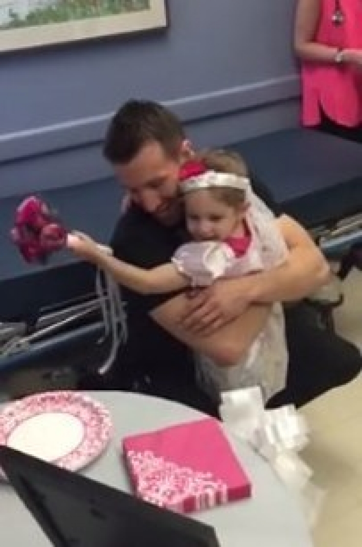 Illustration de l'article : Cette petite n'a que 4 ans pourtant elle va se marier avec cet adulte... Mais ce n'est pas ce à quoi vous pensez !