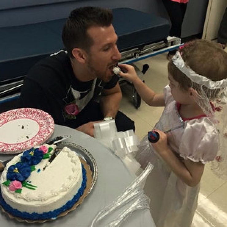 Illustration de l'article : Cette petite n'a que 4 ans pourtant elle va se marier avec cet adulte... Mais ce n'est pas ce &agrave; quoi vous pensez !