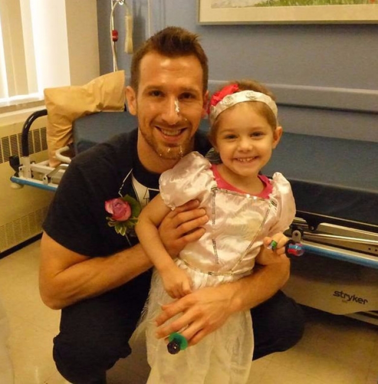 Illustration de l'article : Cette petite n'a que 4 ans pourtant elle va se marier avec cet adulte... Mais ce n'est pas ce à quoi vous pensez !