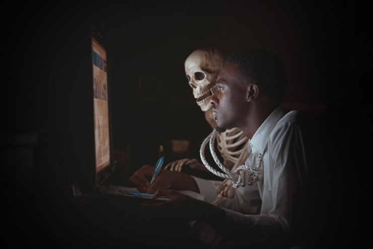 Illustration de l'article : A travers la photographie, il d&eacute;nonce la cruaut&eacute; de la soci&eacute;t&eacute; moderne et du monde du travail