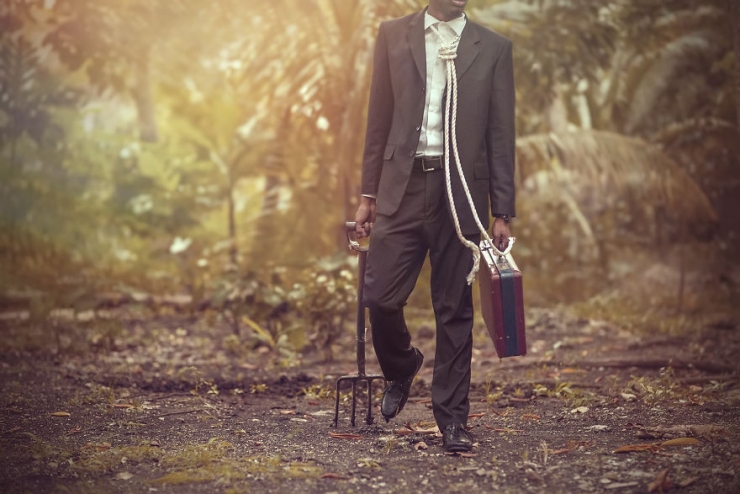 Illustration de l'article : A travers la photographie, il d&eacute;nonce la cruaut&eacute; de la soci&eacute;t&eacute; moderne et du monde du travail