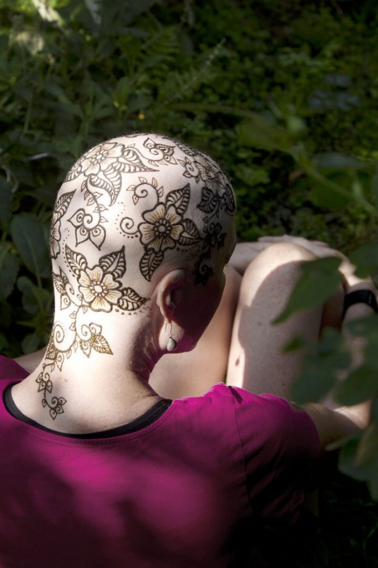 Illustration de l'article : Des couronnes de henn&eacute; pour ces femmes qui ont perdu leurs cheveux &agrave; cause de la chimio