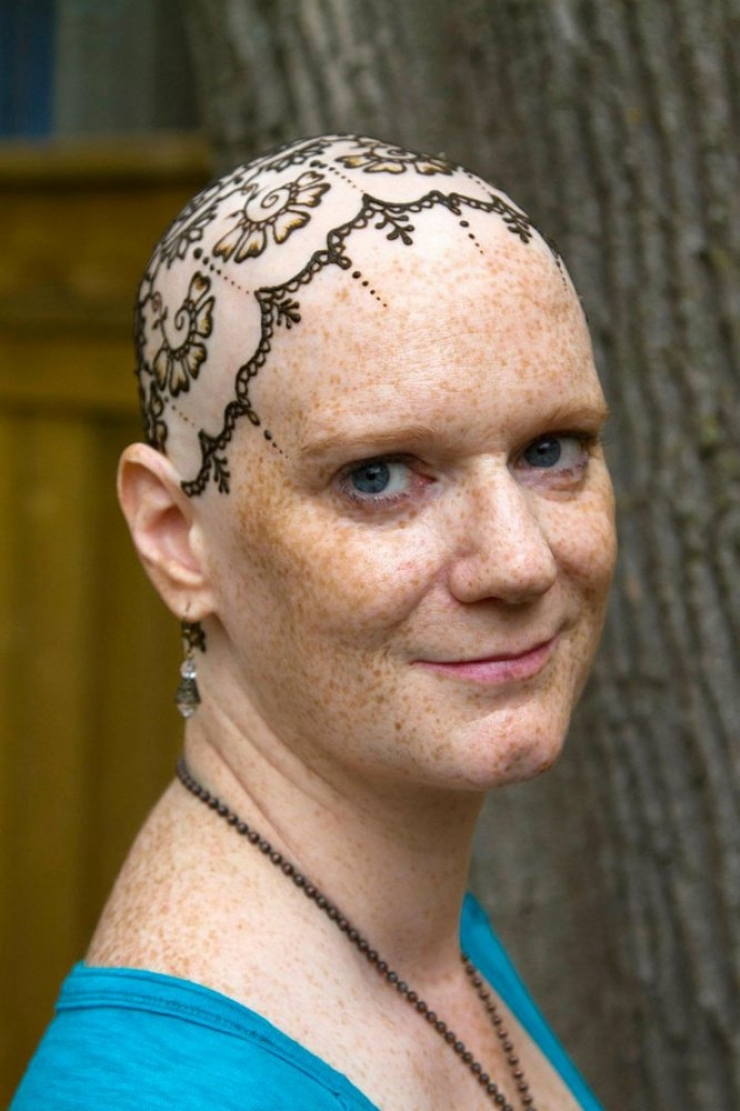 Illustration de l'article : Des couronnes de henn&eacute; pour ces femmes qui ont perdu leurs cheveux &agrave; cause de la chimio