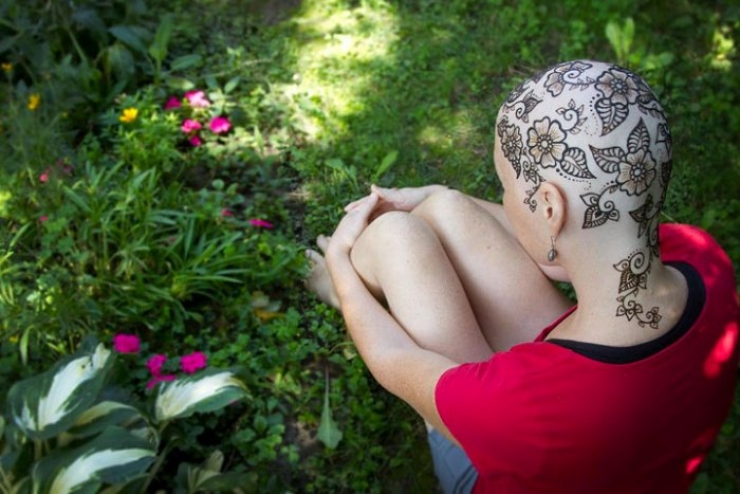 Illustration de l'article : Des couronnes de henn&eacute; pour ces femmes qui ont perdu leurs cheveux &agrave; cause de la chimio