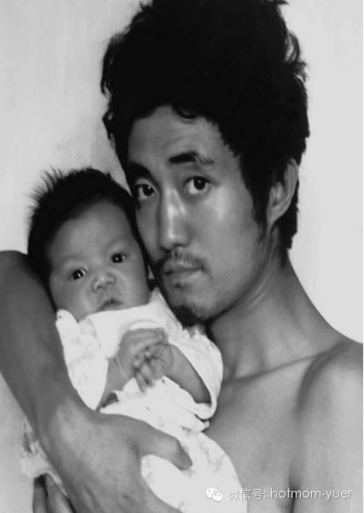 Illustration de l'article : Voilà 28 ans que ce papa et son fils se prennent en photo tous les ans mais attendez de voir la surprise à la fin...