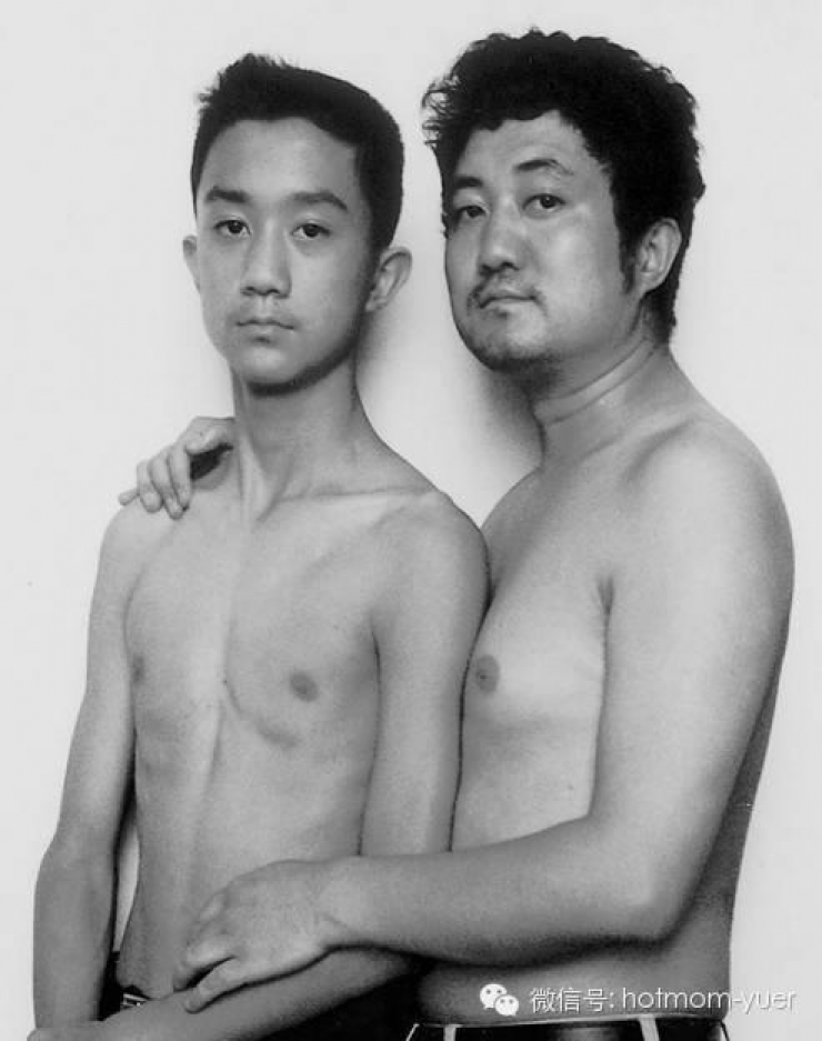 Illustration de l'article : Voilà 28 ans que ce papa et son fils se prennent en photo tous les ans mais attendez de voir la surprise à la fin...